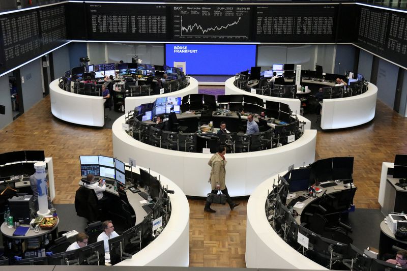 &copy; Reuters. شاشة تعرض بيانات مؤشر داكس الألماني في بورصة فرانكفورت يوم 19 أبريل نيسان 2023. تصوير رويترز.

