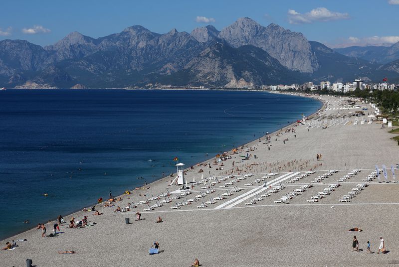 &copy; Reuters. منظر لشاطئ كونيالتي في مدينة أنطاليا التركية على البحر المتوسط في صورة من أرشيف رويترز. 


