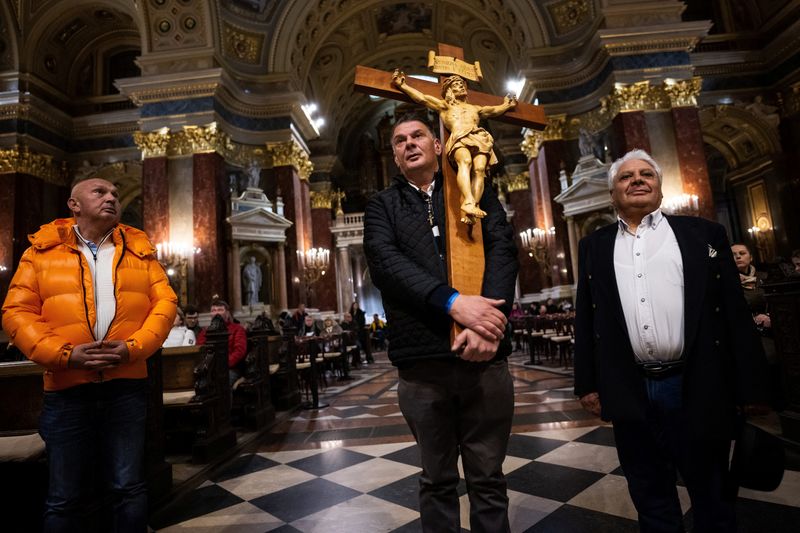 Roma pilgrims seek just 'one glimpse' of Pope Francis at Hungary Mass