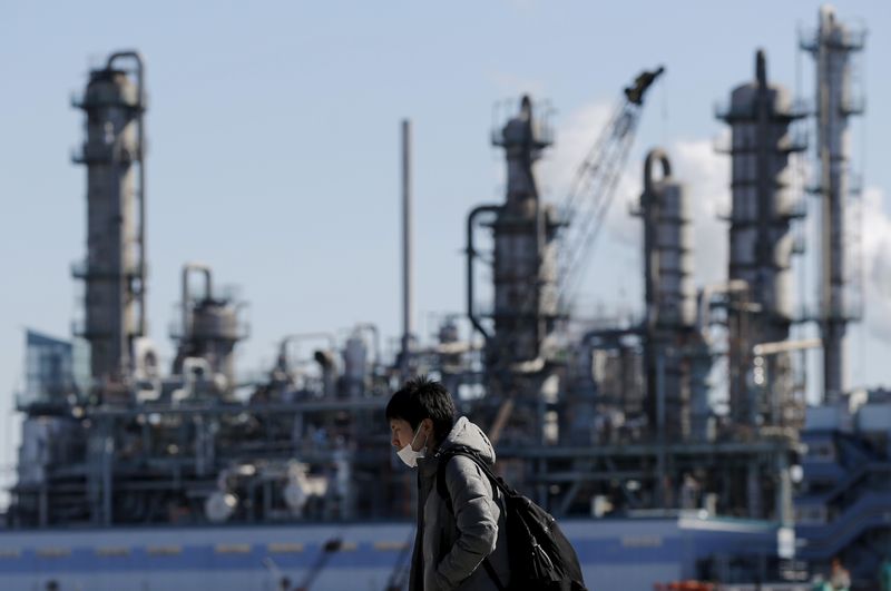 &copy; Reuters. عامل يسير بالقرب من مصنع  باليابان في صورة من أرشيف رويترز.
