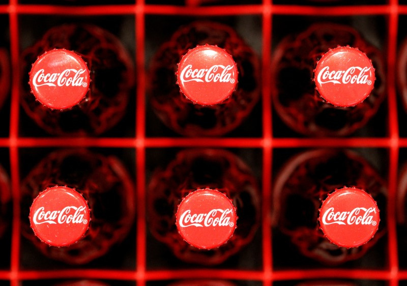 &copy; Reuters. FOTO DE ARCHIVO. Logos en botellas de Coca-Cola en Zúrich, Suiza. 16 de febrero de 2011. REUTERS/Christian Hartmann