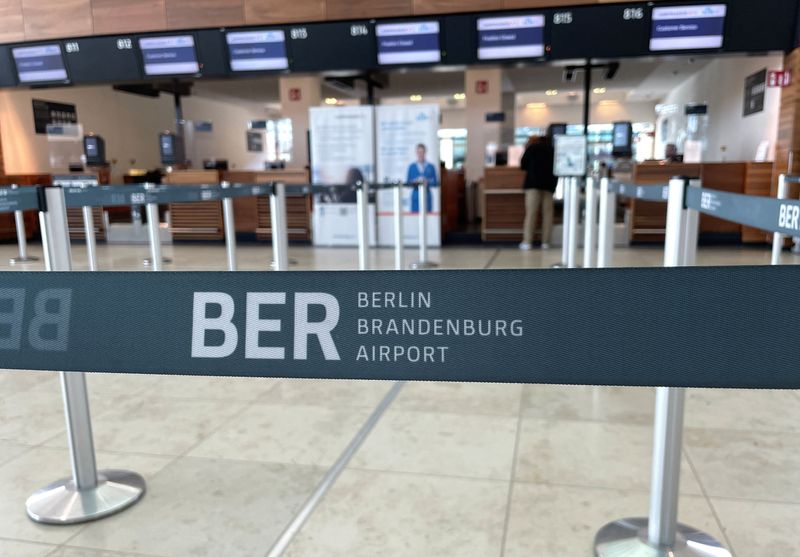 &copy; Reuters. منافذ تسجيل المسافرين في مطار برلين وهي فارغة خلال إضراب بعض العاملين بسبب مطالب الأجور يوم الاثنين. تصوير: مارتن شليشت - رويترز
