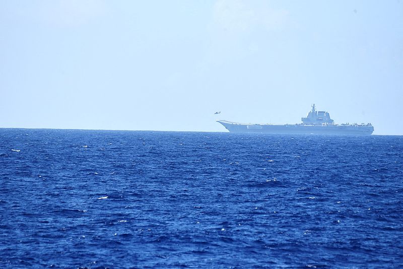 &copy; Reuters. Le porte-avions chinois Shandong dans l'océan Pacifique, au sud de la préfecture d'Okinawa. /Photo prise le 15 avril 2023/REUTERS/Bureau d'état-major interarmées du ministère de la Défense du Japon