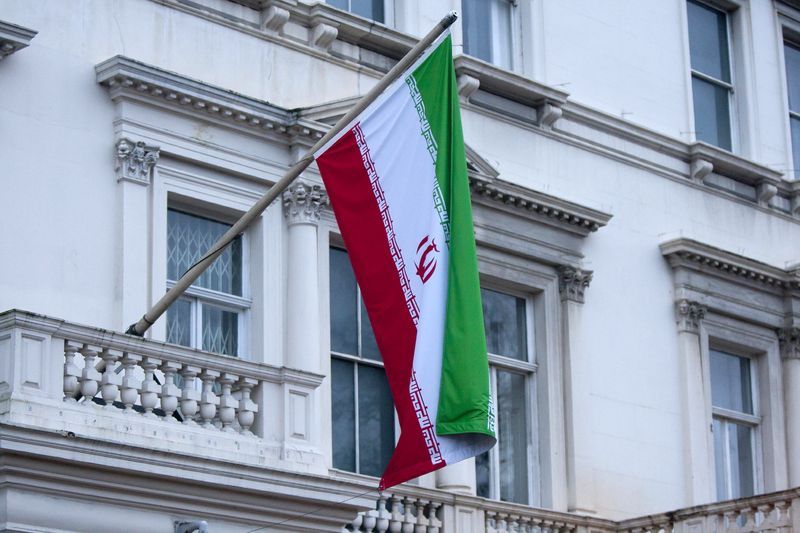 &copy; Reuters. Le drapeau iranien à l'ambassade d'Iran dans le centre de Londres. /Photo prise le 30 novembre 2011/REUTERS/Neil Hall