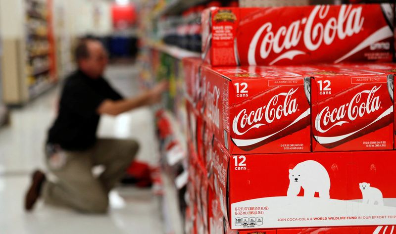 &copy; Reuters. Des bouteilles de Coca-Cola dans un magasin à Alexandria, en Virginie. /Photo prise le 16 octobre 2012/REUTERS/Kevin Lamarque