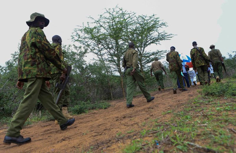 &copy; Reuters. أفراد من الشرطة الكينية في موقع لـ 58 جثة لأتباع طائفة مسيحية آمنوا بتجويع أنفسهم لدخول الجنة في غابة شاكاهولا يوم السبت. تصوير: رويترز.
