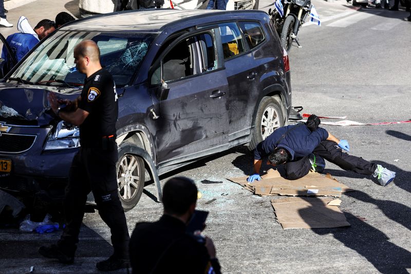 &copy; Reuters. الشرطة الإسرائيلية في موقع الحادث بالقرب من سوق في القدس يوم الاثنين. تصوير: رونين زفولون - رويترز.