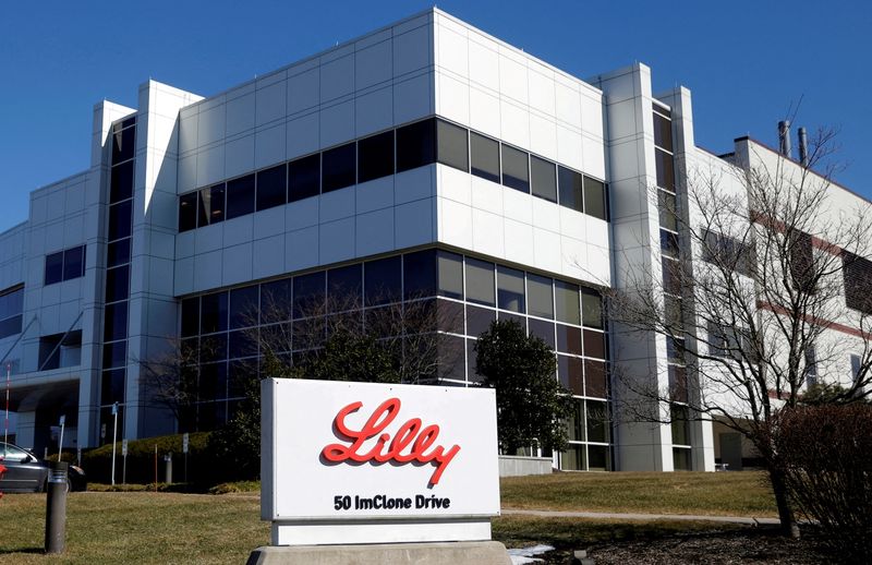 &copy; Reuters. FOTO DE ARCHIVO: Una planta de fabricación de productos farmacéuticos de Eli Lilly and Company en 50 ImClone Drive en Branchburg, Nueva Jersey, 5 de marzo de 2021. REUTERS/Mike Segar