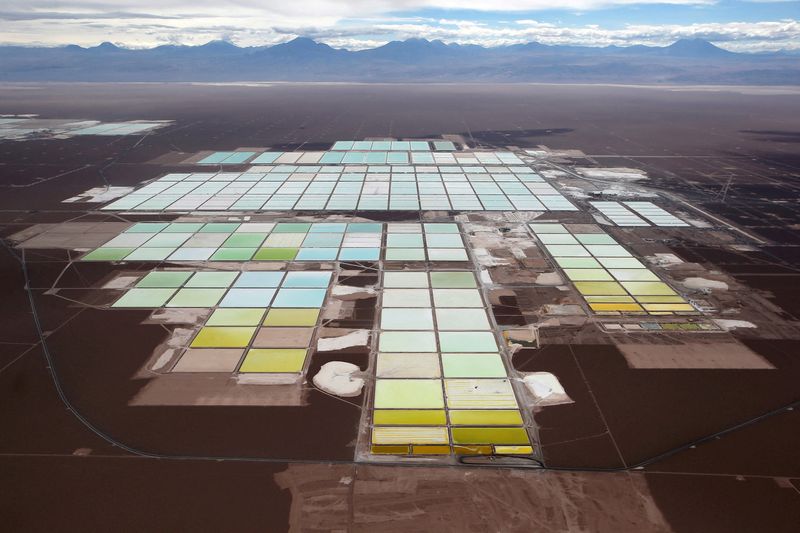 &copy; Reuters. FOTO DE ARCHIVO REFERENCIAL. Una vista aérea muestra las piscinas de salmuera y las áreas de procesamiento de la mina de litio de Soquimich (SQM) en el salar de Atacama, en el desierto de Atacama en el norte de Chile