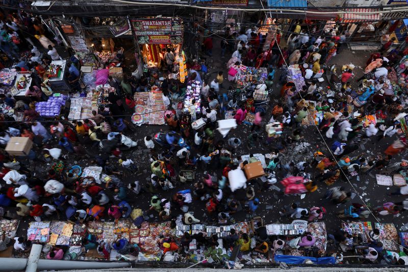 &copy; Reuters. FILE PHOTO: People shop at a crowded market in the old quarters of Delhi, India, October 11, 2022. REUTERS/Anushree Fadnavis/File Photo