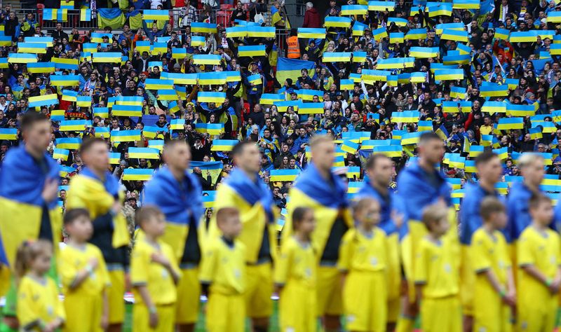 &copy; Reuters. FOTO DE ARCHIVO: Aficionados ucranianos con banderas antes del partido de clasificación para la Eurocopa 2024 disputado entre las slecciones de fútbol de Ucrania e Inglaterra en el estadio de Wembley en Londres, Reino Unido, el 26 de marzo de 2023. REUT