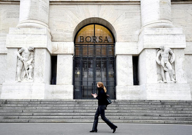&copy; Reuters. FOTO DE ARCHIVO. Una mujer pasa frente a la Bolsa de Valores de Milán, Italia, el 25 de febrero de 2020. REUTERS/Flavio Lo Scalzo