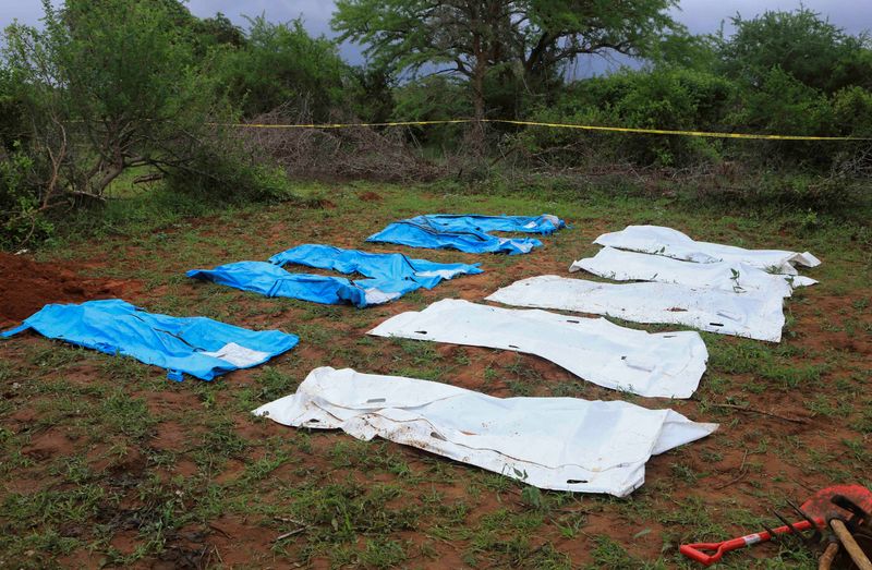 &copy; Reuters. Foto del sábao de bolsas de cádáveres en el dondado de Kilifi, en Kenia 
 April 22, 2023. REUTERS/Stringer