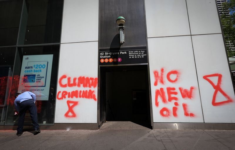 &copy; Reuters. A worker cleans off a spray-painted message left by climate protestors on the outside of a Citibank branch in Midtown Manhattan in New York City, New York, U.S., April 24, 2023. REUTERS/Mike Segar