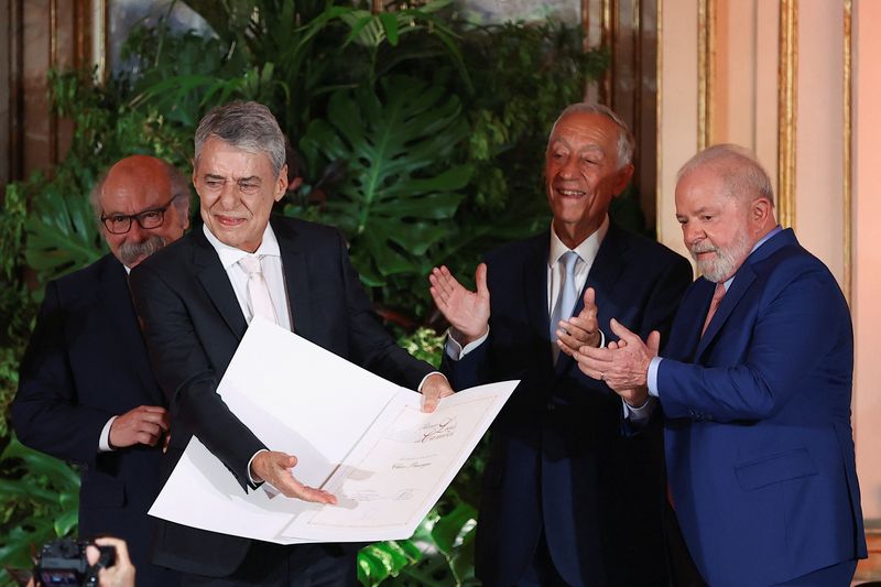 Leyenda brasileña Chico Buarque recibe un prestigioso premio literario... con cuatro años de retraso