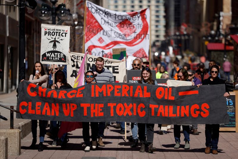 &copy; Reuters. FILE PHOTO: Demonstrators rally against Imperial Oil’s ongoing tailings pond leak, in downtown Ottawa, Ontario, Canada April 20, 2023. REUTERS/Blair Gable