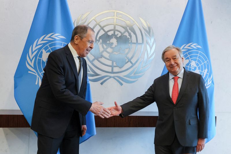 © Reuters. United Nations Secretary-General Antonio Guterres and Russian Foreign Minister Sergei Lavrov pose for photos as they attended a meeting of the United Nations Security Council on 