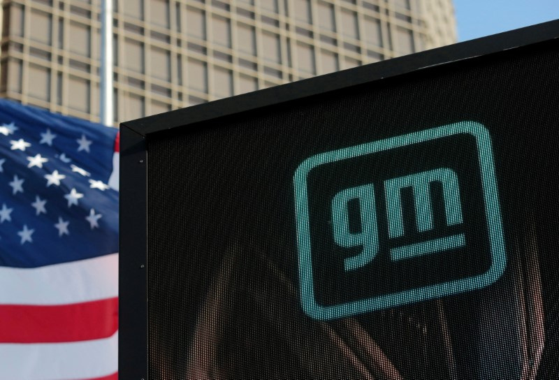&copy; Reuters. FOTO DE ARCHIVO: El nuevo logotipo de GM se ve en la fachada de la sede de General Motors en Detroit