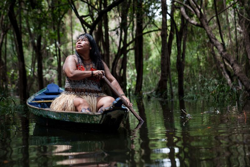&copy; Reuters. Alessandra Korap Munduruku, ganadora del Premio Medioambiental Goldman 2023 por Brasil, rema en una canoa en una zona no revelada del Amazonas, Brasil. 15 de enero de 2023.  Goldman Environmental Prize/Handout vía REUTERS. ATENCIÓN EDITORES -  ESTA IMAG