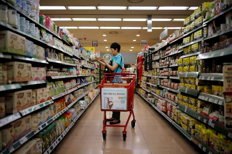 &copy; Reuters. A woman shops at a market in Seoul, South Korea, July 26, 2016. REUTERS/Kim Hong-Ji/File Photo