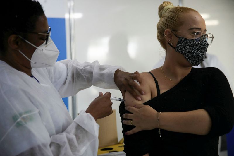 &copy; Reuters. Vacinação contra Covid-19 no Rio de Janeiro
31/12/2021
REUTERS/Ricardo Moraes
