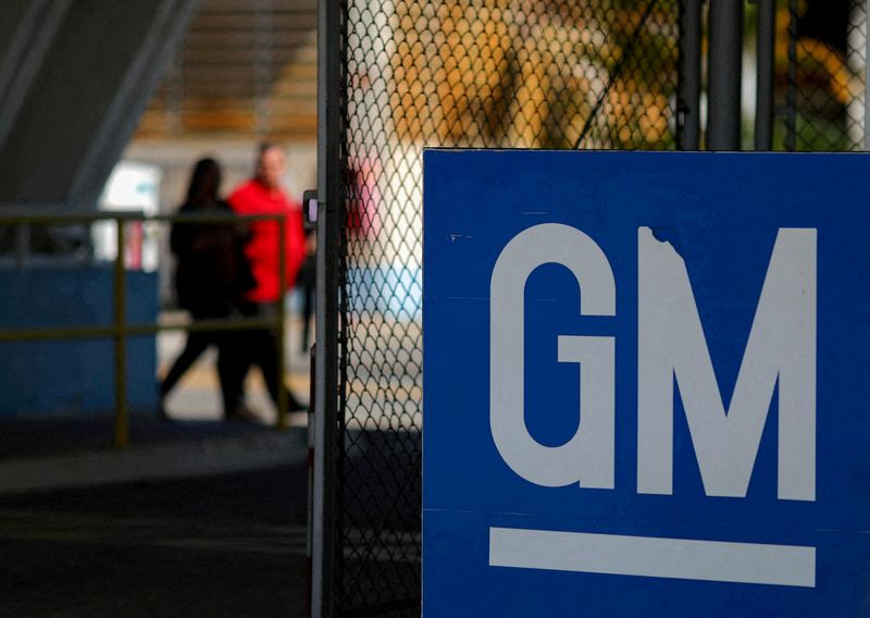 &copy; Reuters. FILE PHOTO: The GM logo is seen at the General Motors plant in Sao Jose dos Campos, Brazil, January 22, 2019. REUTERS/Roosevelt Cassio