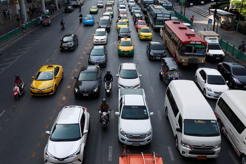 &copy; Reuters. FILE PHOTO: Vehicles are seen stuck in traffic along a road in Bangkok, Thailand December 18, 2018. REUTERS/Soe Zeya Tun