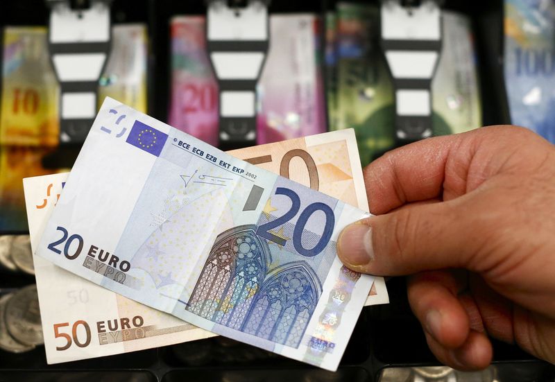 &copy; Reuters. FOTO DE ARCHIVO: Un billete de 20 y 50 euros ante una caja registradora con francos suizos en Berna, 16 de enero de 2015. REUTERS/Thomas Hodel