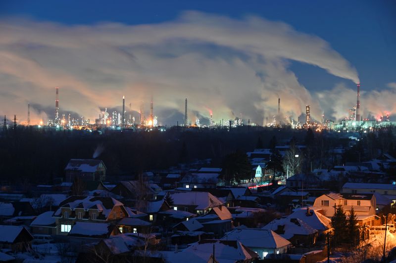 &copy; Reuters. FILE PHOTO: Flue gas and steam rise out of chimneys and smokestacks of an oil refinery during sunset on a frosty day in the Siberian city of Omsk, Russia, February 8, 2023. REUTERS/Alexey Malgavko