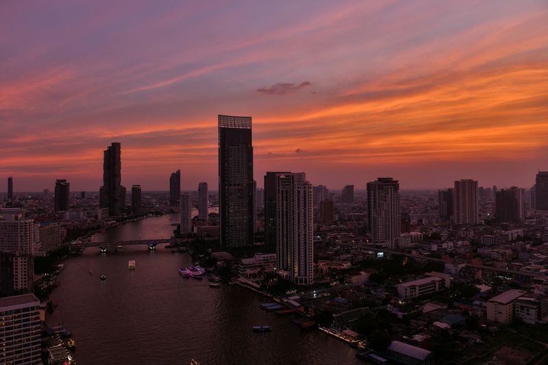 &copy; Reuters. 　４月２５日、タイ財務省は、今年の経済成長予測を３．８％から３．６％に下方修正した。観光客は増加するが、輸出が減少する見通し。写真はバンコクで昨年１２月撮影（２０２３年　