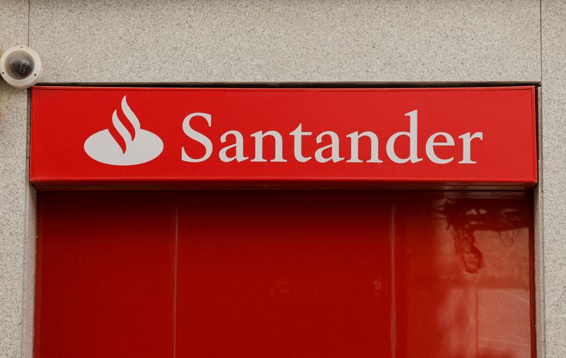 &copy; Reuters. FOTO DE ARCHIVO: El logotipo de Santander en una sucursal en Ronda, Andalucía, España, el 25 de octubre de 2022. REUTERS/Jon Nazca