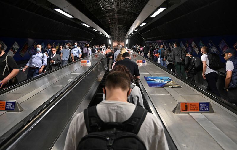 &copy; Reuters. FILE PHOTO: Workers travel through London Bridge rail and underground station during the morning rush hour in London, Britain, September 8, 2021. REUTERS/Toby Melville/Files/File Photo