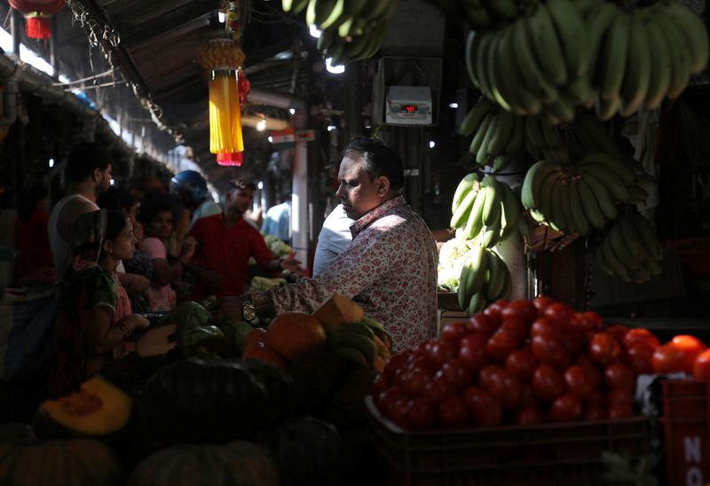 &copy; Reuters. FILE PHOTO: A fruit vendor tends to customers at a fruit and vegetable wholesale market in Mumbai, India, February 8, 2023. REUTERS/Niharika Kulkarni