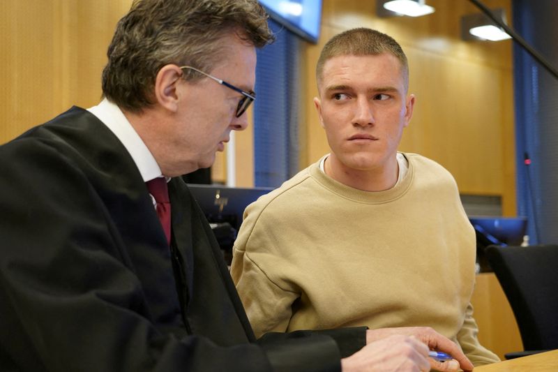 &copy; Reuters. The supposed Wagner defector Andrei Medvedev and his defender Brynjulf Risnes talk in the Oslo district court, as Medvedev is accused of having participated in a fight outside a pub in the center of Oslo and of violence against the police, April 25, 2023.