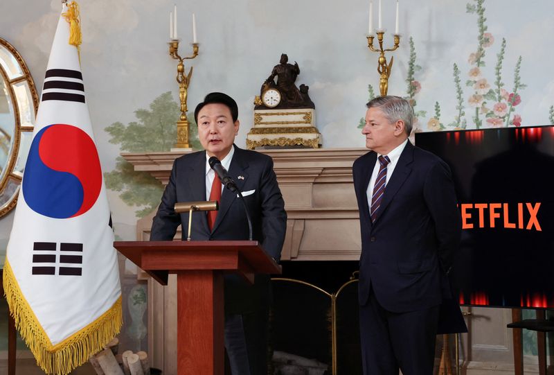 © Reuters. South Korean President Yoon Suk Yeol speaks next to Netflix co-CEO Ted Sarandos during a news conference in Washington, U.S., April 25, 2023.   Yonhap via REUTERS 
