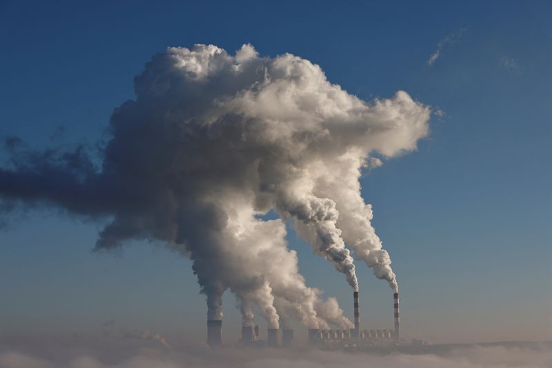 &copy; Reuters. De la fumée et de la vapeur s'échappent de la centrale électrique de Belchatow, la plus grande centrale électrique au charbon d'Europe alimentée au lignite à Zlobnica, en Pologne. /Photo prise le 20 octobre 2022/REUTERS/Kuba Stezycki