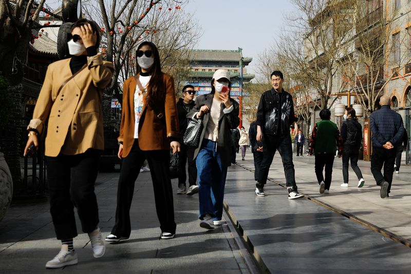 &copy; Reuters.  ４月２５日、中国外務省は新型コロナウイルスの感染拡大防止策として入国者に義務付けているＰＣＲ検査について、２９日から撤廃すると発表した。北京の観光地で３月撮影（２０２３