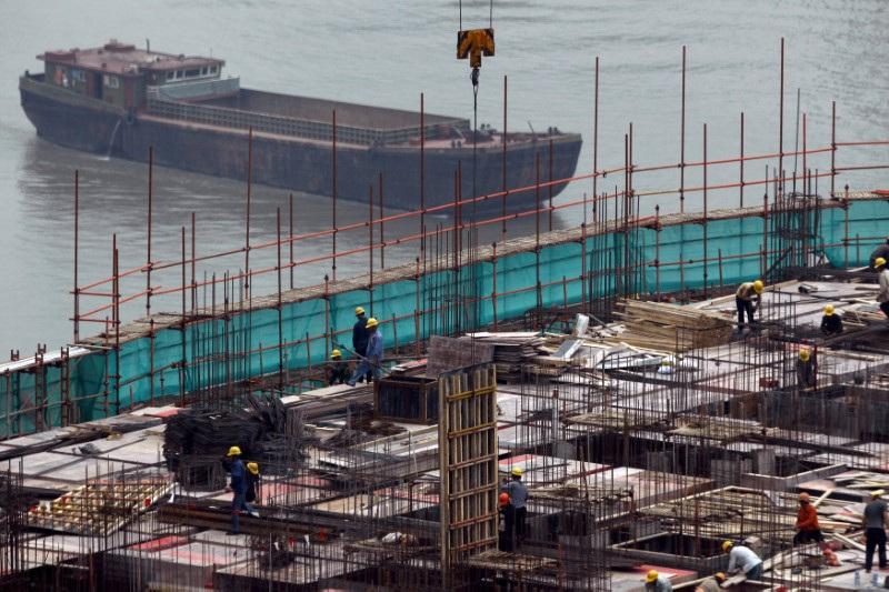 &copy; Reuters. FILE PHOTO: Labourers work at a construction site at the financial district of Shanghai June 6, 2012. REUTERS/Carlos Barria