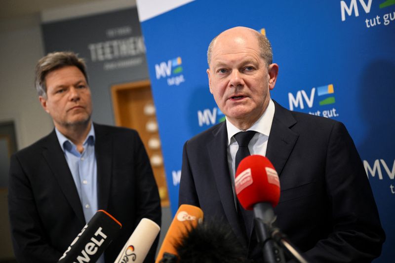 &copy; Reuters. FILE PHOTO: German Chancellor Olaf Scholz along with Economy Minister Robert Habeck gives a statement to the media after their roundtable on the federal plans of a possible construction of an LNG terminal in the baltic sea off Ruegen island to ensure germ