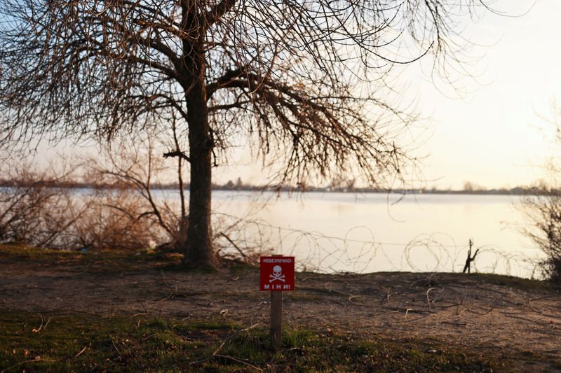 &copy; Reuters. FOTO DE ARCHIVO. Una señal de peligro de minas frente al río Dniéper, en medio de la invasión rusa de Ucrania, en Jersón, Ucrania. 25 de enero de 2023. REUTERS/Nacho Doce