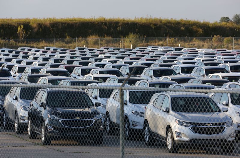 © Reuters. FILE PHOTO: Chevrolet Equinox SUVs are parked awaiting shipment next to the General Motors Co (GM) CAMI assembly plant in Ingersoll, Ontario, Canada October 13, 2017. REUTERS/Chris Helgren/File Photo