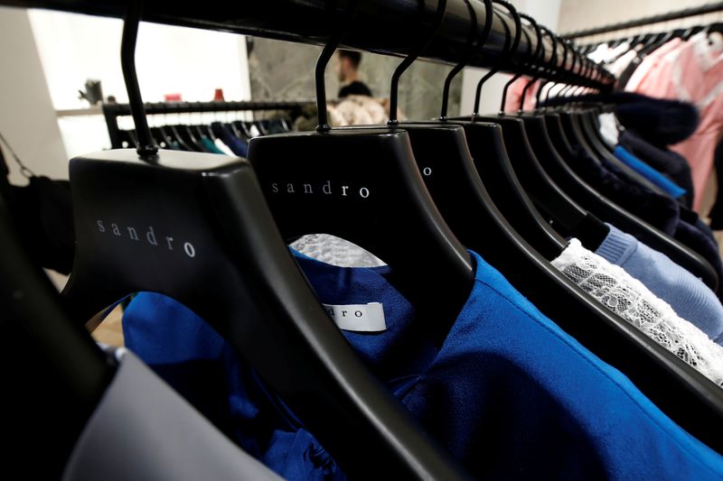 &copy; Reuters. Des vêtements pour femmes sont posés sur des cintres à l'intérieur d'un magasin de vêtements de luxe Sandro, exploité par le groupe SMCP, à Paris, en France. /Photo prise le 21 décembre 2017/REUTERS/Benoit Tessier