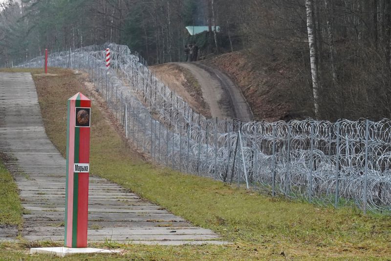 &copy; Reuters. FOTO DE ARCHIVO. Vista de la frontera entre Polonia y Bielorrusia cerca de Kapciamiestis, Lituania. 26 de noviembre de 2021. REUTERS/Janis Laizans