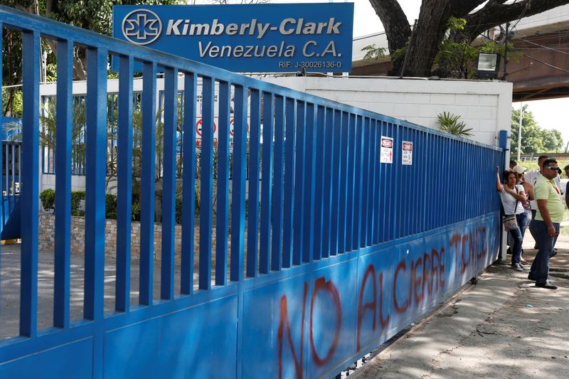&copy; Reuters. FILE PHOTO: Employees stand outside Kimberly-Clark in Maracay, Venezuela July 10, 2016. REUTERS/Carlos Jasso