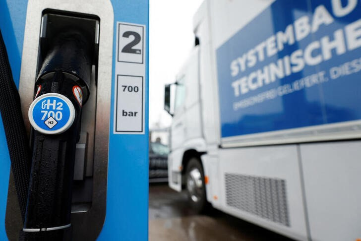 &copy; Reuters. FOTO DE ARCHIVO. Surtidores de hidrógeno H2 enchufados a una estación de servicio de hidrógeno para camiones y coches en Berlín, Alemania. 11 de enero de 2023. REUTERS/Michele Tantussi