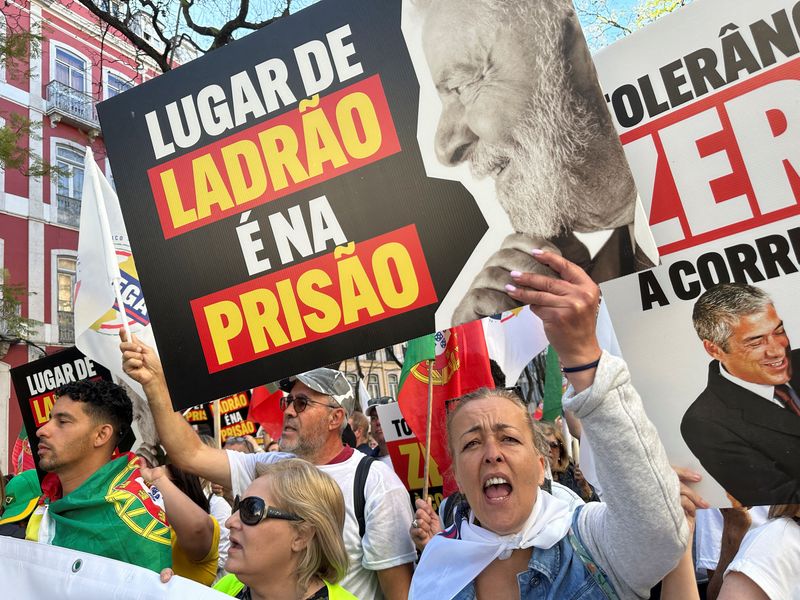 &copy; Reuters. Manifestantes protestam contra visita do presidente Luiz Inácio Lula da Silva a Portugal
25/04/2023 REUTERS/Miguel Pereira