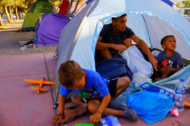 © Reuters. Migrants camp near the immigration detention center where 40 migrants died during a fire, in Ciudad Juarez, Mexico, April 24, 2023. REUTERS/Jose Luis Gonzalez