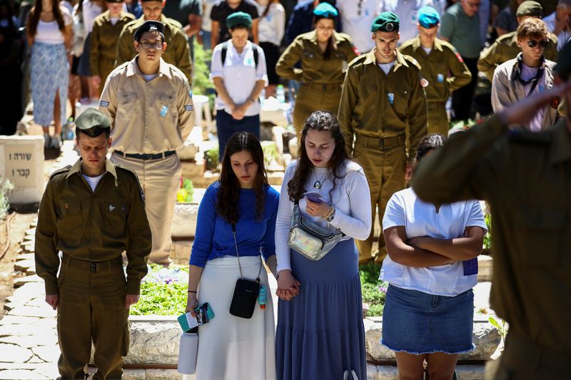 &copy; Reuters. جنود ومدنيون إسرائيليون يقفون بالقرب من مقابر بمناسبة يوم ذكرى قيام إسرائيل في القدس يوم الثلاثاء. تصوير: رونن زفولن - رويترز.

