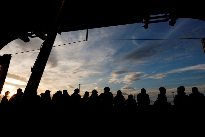 &copy; Reuters. FOTO DE ARCHIVO: Inmigrantes esperan para desembarcar del barco de rescate Geo Barents, operado por Médicos Sin Fronteras, en Bari, Italia 26 de marzo de 2023. REUTERS/Darrin Zammit Lupi/Foto de archivo