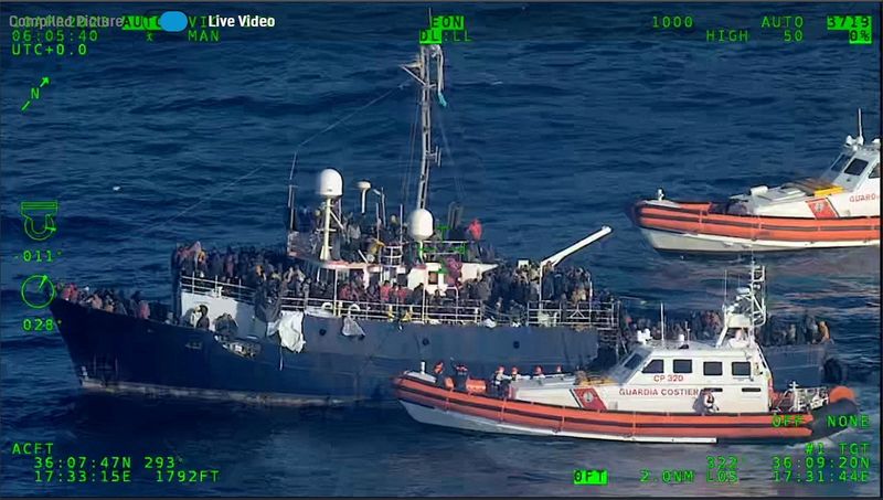 &copy; Reuters. مهاجرون في انتظار خفر السواحل الإيطالية لإنقاذهم قبالة ساحل إيطاليا يوم العاشر من أبريل نيسان 2023 في صورة لرويترز من خفر السواحل الإيطالية.